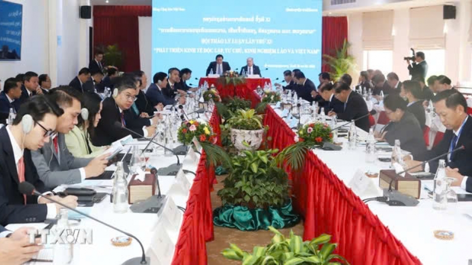 Vietnam and Laos share experiences in economic development